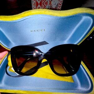 EUC Gucci sunglasses with case and bag